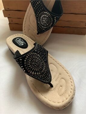 Cliffs by WHITE MOUNTAIN Black Jeweled Thong Sandals with Cream Footbed